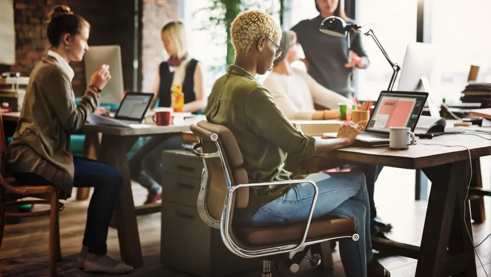 collaborateurs en train de travailler dans un bureau